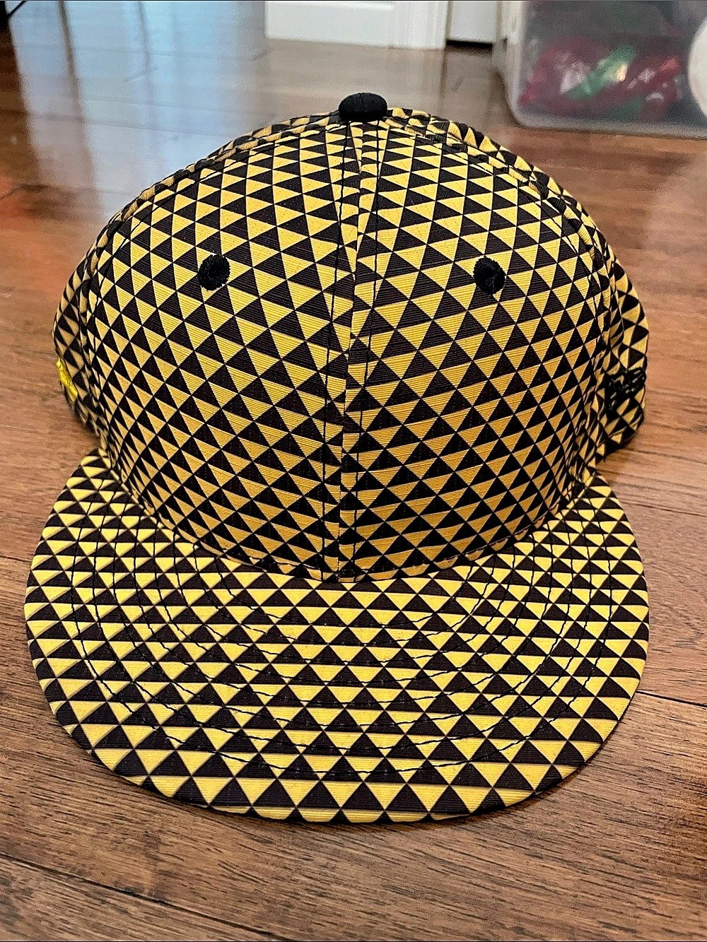 New Era Aloha Served Daily 9FIFTY Geometric Snapback in Black & Yellow Like New